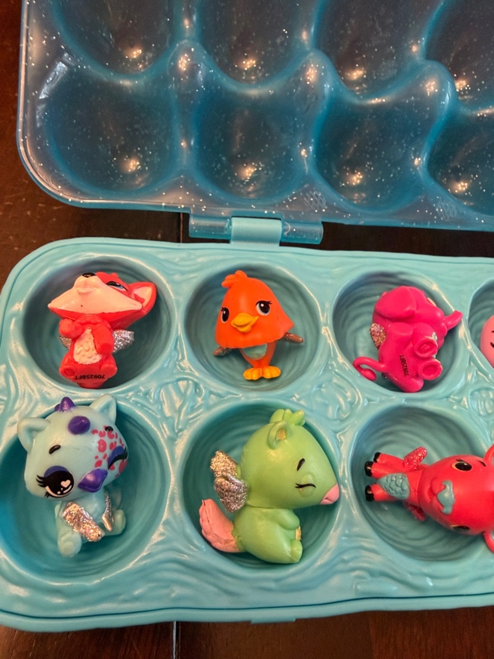 Hatchimals Blue Egg Carton Case with 12 Colorful Mini Animal Figures. - Picture 4 of 6